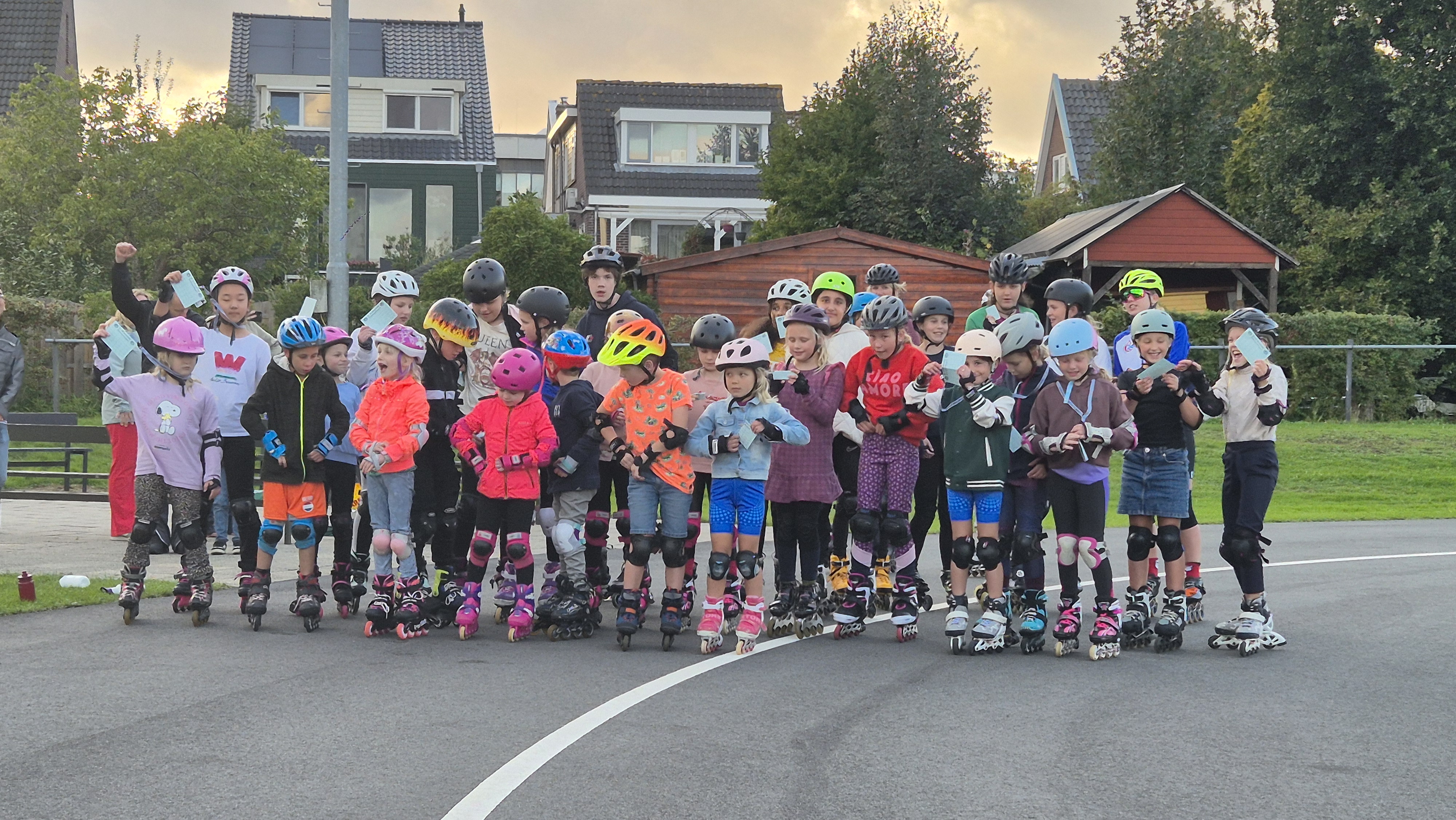 Let op: zaterdag 9:OO gaat de kleine ijsbaan open. Image